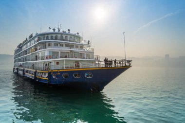 Chongqing, Çin - 16 Mart 2018 Chongqing, Çin 'de Yangtze Nehri' ne yanaşan görkemli bir yolcu gemisi. Puslu mavi gökyüzü güneşle dolu.
