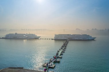 Chongqing, Çin - 16 Mart 2018 Chongqing şehrinin sisli limanına yanaşan iki büyük yolcu gemisi,.