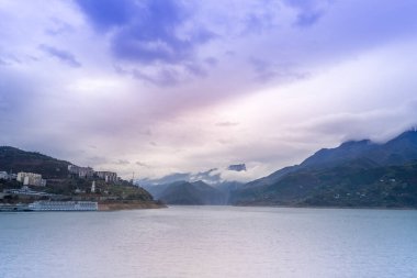 Çin 'deki Yangtze Nehri' nin Üç Boğazı. Nehir sarp kayalıklar arasındaki dar geçitlerden akar ve büyüleyici doğal manzaralar yaratır..