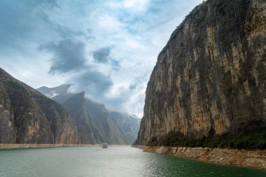 Yangtze Nehri 'nin Üç Boğazı' nın nefes kesici manzarası. Yükselen uçurumlar, dingin nehir ve bulutlu gökyüzü gizemli bir atmosfer yaratır..