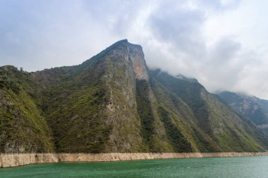 Yangtze Nehri 'nin Üç Boğazı muhteşemdir. Nehirler sarp kayalıklar arasındaki dar kanyonlardan akar ve nefes kesici manzaralar yaratır..
