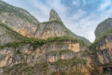 Yangtze Nehri 'nin Üç Boğazı sessiz ve çekicidir. Görkemli tepeleri, berrak nehir suları ve örtülü bulutları vardır. Dağ duvarındaki patika.