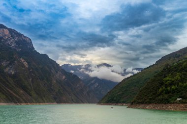 Yangtze Nehri 'nin Üç Boğazı' nın huzur ve görkeminin ve sakin suların ve yüce dağların ortasındaki doğanın ihtişamının tadını çıkarın..