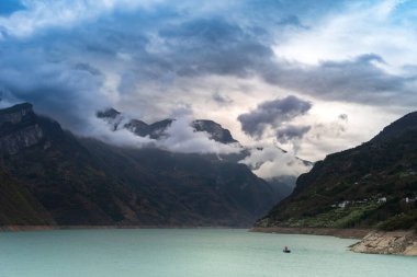 Yangtze Nehri 'nin Üç Boğazı' nın huzur ve görkeminin ve sakin suların ve yüce dağların ortasındaki doğanın ihtişamının tadını çıkarın..