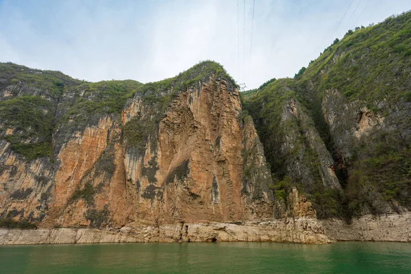 Yangtze Nehri 'nin Üç Boğazı muhteşemdir. Nehirler sarp kayalıklar arasındaki dar kanyonlardan akar ve nefes kesici manzaralar yaratır..