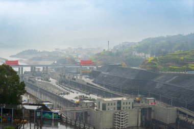 Sisin içindeki Üç Boğaz Barajı 'nın büyüleyici görüntüsü doğa ve insan mühendisliğinin mükemmel bir kombinasyonunu gösteriyor..