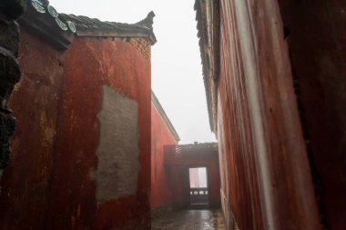 Wudang Dağı, Çin 'in antik mimarisini ve doğal güzelliğini vurgulayarak, sisli ve gizemli bir şekilde gizlenmiş görünüyor..