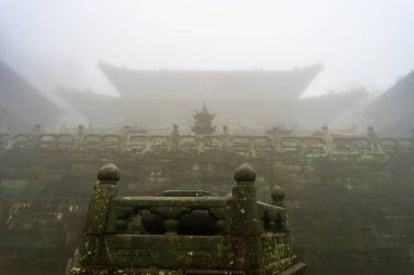 Wudang Dağı, Çin 'in antik mimarisini ve doğal güzelliğini vurgulayarak, sisli ve gizemli bir şekilde gizlenmiş görünüyor..