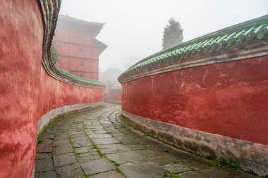 Huzurlu bir yol, sisli Wudang Dağları 'ndaki antik bir kırmızı mimari mucizeye götürür. Gizem ve tarih duygusunu çağrıştırır..