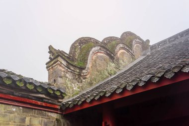 Huzurlu bir yol, sisli Wudang Dağları 'ndaki antik bir kırmızı mimari mucizeye götürür. Gizem ve tarih duygusunu çağrıştırır..