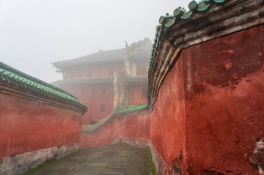 Huzurlu bir yol, sisli Wudang Dağları 'ndaki antik bir kırmızı mimari mucizeye götürür. Gizem ve tarih duygusunu çağrıştırır..