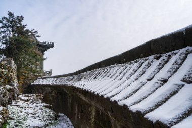 Çin 'in Wudang Dağları' ndaki antik binalar zarif bir kar tabakasıyla süslenmiştir. Doğa ve mimarinin uyumlu bir karışımı sunulmaktadır..