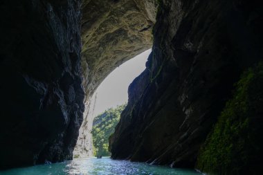 Jeolojik harikalar, yemyeşil alanlar ve yeraltı nehir rafting maceraları. Puhua Karanlık Nehri doğanın bir başyapıtı ve Tujia kültürünün köküdür..