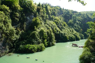 Jeolojik harikalar, yemyeşil alanlar ve yeraltı nehir rafting maceraları. Puhua Karanlık Nehri doğanın bir başyapıtı ve Tujia kültürünün köküdür..