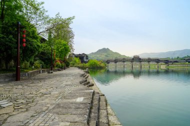 Nehirler, kasabalar, dağlar ve Fengyu Köprüsü, bu güzel manzaranın tadını çıkarın. Puhua Karanlık Nehri doğanın bir başyapıtı ve Tujia kültürünün köküdür..
