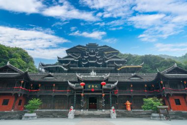 Jiuli Sarayı dünyanın en uzun ve en büyük durgun binasıdır. Chiyou Jiuli şehri Miao kültür ve mimarisini birleştirir. Chongqing, Çin.