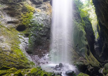 Kanyondaki şelaleler gökten düşüyor. Gümüş-beyaz bir zincir gibi. Üç Doğal Köprü doğal kireçtaşı köprüler serisidir, Chongqing..