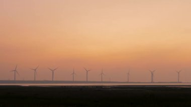 Burası fotoğraf çekmek, manzaranın tadını çıkarmak ya da gün batımını izlemek için harika bir yer. Gaomei Windmill Caddesi. Taichung Liman Rüzgarı Güç İstasyonu. Tayvan.