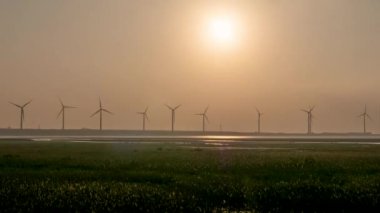 Burası fotoğraf çekmek, manzaranın tadını çıkarmak ya da gün batımını izlemek için harika bir yer. Gaomei Windmill Caddesi. Taichung Liman Rüzgarı Güç İstasyonu. Tayvan.