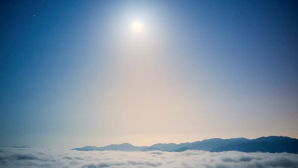 Felhők Tengere Egy Csendes Holdfényes Éjszakán Kiszámíthatatlanná Tesz Smaragd Víztározót — Stock videók