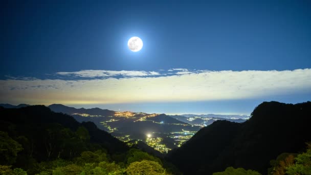 Приголомшливі Краєвиди Повного Місяця Висвітлюють Спокійний Пейзаж Гір Виділяючи Міські — стокове відео