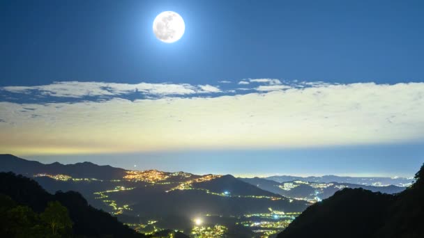 Prachtig Uitzicht Volle Maan Verlichten Het Rustige Landschap Van Bergen — Stockvideo