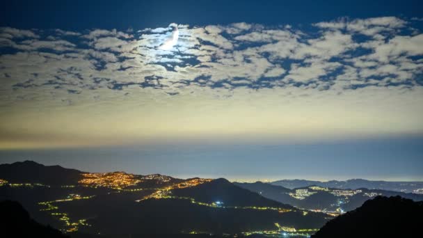 Vistas Deslumbrantes Lua Cheia Iluminam Paisagem Tranquila Das Montanhas Destacando — Vídeo de Stock