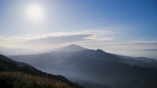 雲と霧が谷を渡った 青い空 白い雲 日差し 台湾北部の暖かい冬の山の景色 シュワンシク購入パビリオン — ストック動画