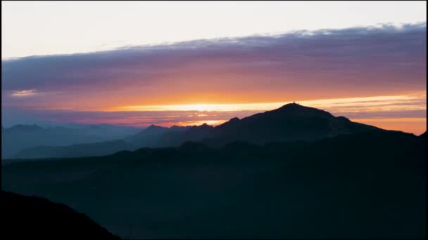 日没時 太陽はしばらく雲に覆われ 再び現れる 台湾北部の暖かい冬の山の景色 シュワンシク購入パビリオン — ストック動画