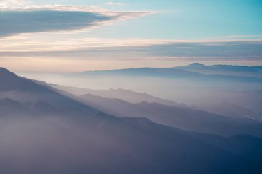 Bulutlar ve sis vadiyi kapladı. Mavi gökyüzü, beyaz bulutlar, güneş ışığı. Kuzey Tayvan 'daki ılık kış manzarası, Shuangxi Buyanting Pavyonu.