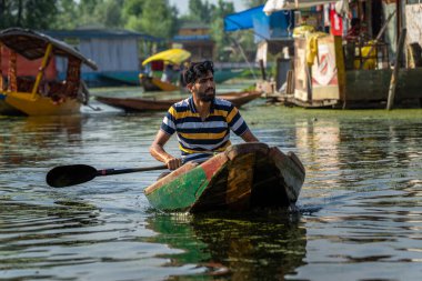 Srinagar, Hindistan 07 - Temmuz 2018: Dal Gölü yaşam tarzı. Yerli bir kürek, tahta kürekli bir tekne. Bu Srinagar Gölü 'ndeki yerel ulaşım aracı. Jammu ve Kashmir Eyaleti, Hindistan.