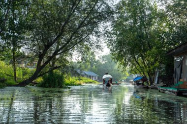 Srinagar, Hindistan 07 - Temmuz 2018: Dal Gölü yaşam tarzı. Shikara teknesindeki turistler. Bu Srinagar Gölü 'ndeki yerel ulaşım aracı. Jammu ve Kashmir Eyaleti, Hindistan.