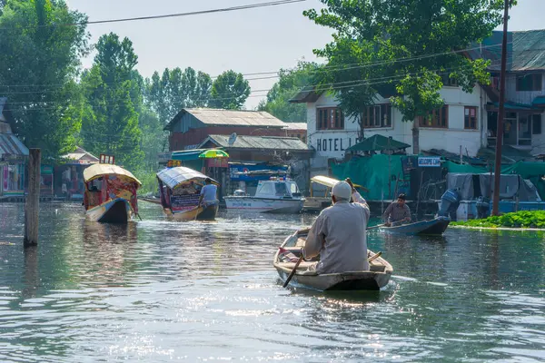 Srinagar, Hindistan 07 - Temmuz 2018: Dal Gölü 'nde yaşam tarzı. Shikara tekne trafiği çok yoğun. Bu Srinagar Gölü 'ndeki yerel ulaşım aracı. Jammu ve Kashmir Eyaleti, Hindistan.