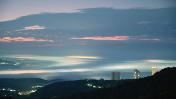 Nubes Niebla Deslizan Sobre Ciudad Luz Esmalte Colorido Brilla Disfruta — Vídeos de Stock