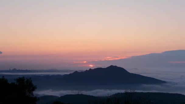高山和云彩在黄昏时创造出美妙的交响乐 享受日落时分和云海 台北中正山远足径 — 图库视频影像