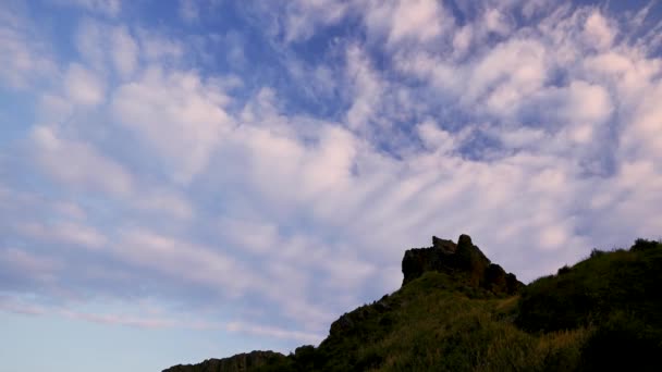 Extraña Silueta Cima Montaña Cielo Azul Nubes Blancas Sendero Senderismo — Vídeo de stock