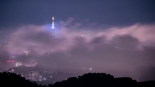 Door Bewegende Wolken Verschijnt Verdwijnt Nachtscène Van Stad Vol Mysterie — Stockvideo