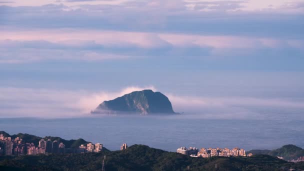 Keelung Island Cercada Por Nevoeiro Nuvens Movimento Céu Desfrute Vistas — Vídeo de Stock