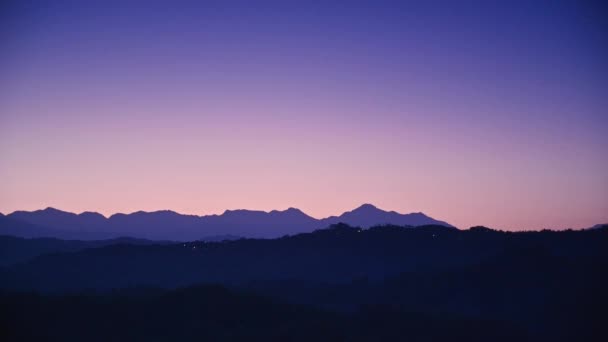 日が昇る前に山のシルエット 静かで神秘的な ザオセンのエリアロ族は 台湾の台南市 日の出の風景を楽しんでいます — ストック動画