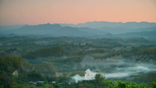 Manhã Fumaça Enrola Vale Floresta Bambu Verde Tribo Erliao Zuozhen — Vídeo de Stock