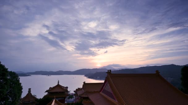 夕暮れになると 湖や山々は美しく 寺院は静かになります サンムーン湖は台湾の有名な観光スポットの1つです ナントー郡 カウンティ — ストック動画