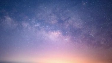 Samanyolu 'nun büyüleyici dansını, dinamik bulut oluşumlarını ve katmanlı sıradağların arkasındaki parlak neon ışıklarını yakalayın. Xindian, Tayvan.