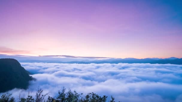 日が昇る前の静かな瞬間 ダイナミックな雲の形成と 層状の山脈に対するネオンライトの背景を目撃してください キンディアン — ストック動画