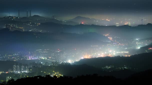 データン山から見ると シティは白い雲と霧の層に覆われています 街灯と一緒に それはカラフルなガラスライトを形成する — ストック動画