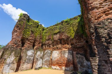 UNESCO 'nun Dünya Mirası Bölgesi Antik Polonnaruwa şehrindeki Kraliyet Sarayı' nın (Parakramabahu Kraliyet Sarayı) antik tuğla kalıntıları..