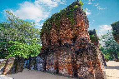 UNESCO 'nun Dünya Mirası Bölgesi Antik Polonnaruwa şehrindeki Kraliyet Sarayı' nın (Parakramabahu Kraliyet Sarayı) antik tuğla kalıntıları..
