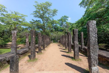 UNESCO 'nun Dünya Mirası Bölgesi Antik Polonnaruwa şehrindeki Kraliyet Sarayı' nın (Parakramabahu Kraliyet Sarayı) antik tuğla kalıntıları..