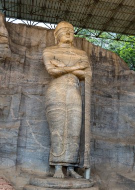 Antik Polonnaruwa, Sri Lanka 'da önemli bir arkeolojik alan olan Gal Vihara (Viharaya) veya Kaya Tapınağı' nın büyüleyici bir görüntüsü.