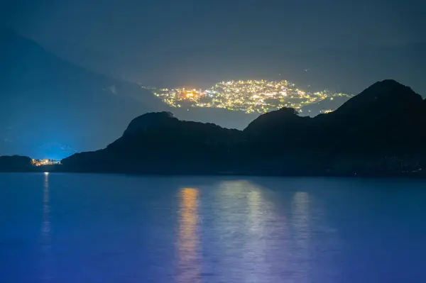 At night, Ruifang Jiufen on the mountain is like a sparkling gem basin. Enjoy the night view of the mountain city from Keelung Badouzi Fishing Port.