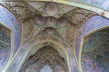 Şiraz, İran - 29 Şubat 2024: Nasir el Mulk Camii (Pembe Cami), İran mimarisinin bir işareti olan yedi renkli fayanslardan oluşan bir çiçek deseni ile süslenmiştir..
